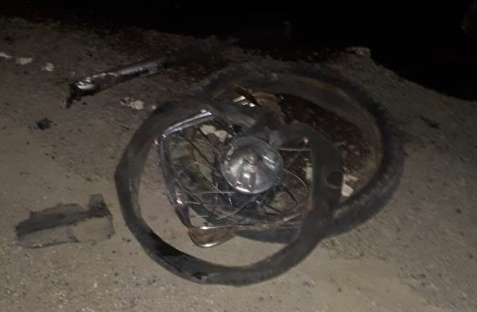 Un joven se encuentra grave tras chocar en moto contra un camión