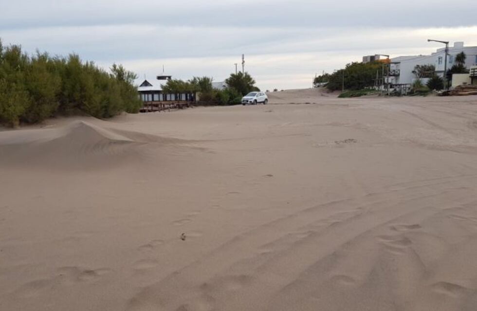 La avenida Costanera de Claromecó intransitable por la arena