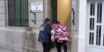 La Agencia de Investigación Criminal (AIC) trasladó a las acusadas a dependencias policiales luego del operativo\u002E (@gmalfaro)