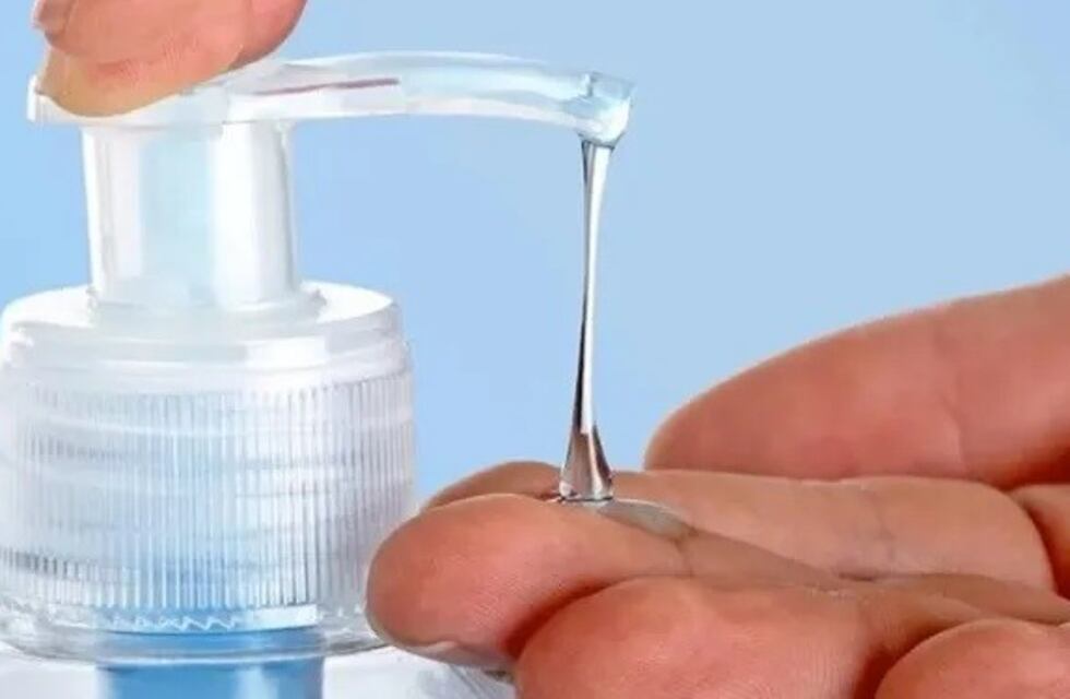 En plena pandemia, la Anmat prohibió un alcohol en gel