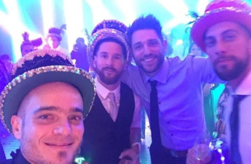 Messi y Antonela volando por el aire en pleno descontrol de la fiesta