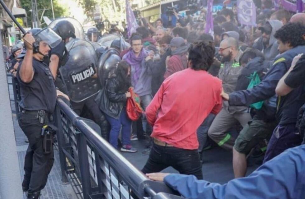 Manifestantes reclaman frente al Ministerio de Trabajo luego de los incidentes con la Policía