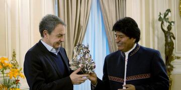 El abogado ibérico se reunió este domingo con el mandatario boliviano Evo Morales\u002E  (AP)