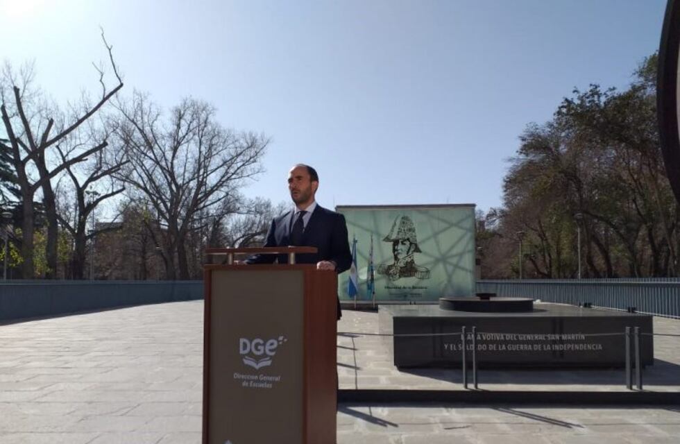 Thomas tomó la promesa de lealtad a la bandera provincial a estudiantes mendocinos