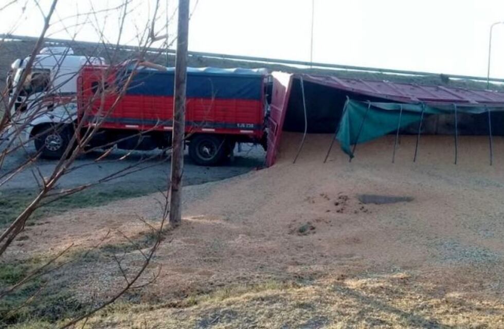 Por una mala maniobra perdió 30.000 kilos de maíz