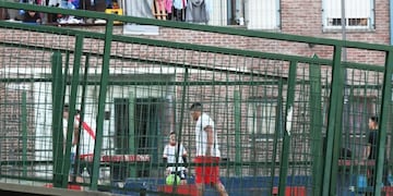 El barrio 1-11-14 es uno de los más afectados por la pandemia de coronavirus\u002E (Foto: Marcelo Carroll/Clarín)