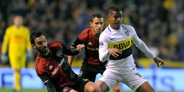 Boca Juniors' midfielder Wilmar Barrios (R) vies for the ball with Newell's Old Boys forward Ignacio Scocco (L) during their Argentina First Divsion football match against Newell's Old Boys at La Bombonera stadium in Buenos Aires, on May 20, 2017. / AFP PHOTO / ALEJANDRO PAGNI cancha de boca juniors Wilmar Barrios campeonato torneo primera division 2016 2017 futbol futbolistas partido boca juniors newells old boys