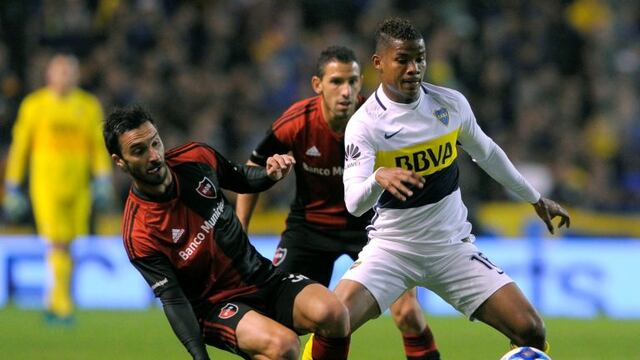 Boca Juniors' midfielder Wilmar Barrios (R) vies for the ball with Newell's Old Boys forward Ignacio Scocco (L) during their Argentina First Divsion football match against Newell's Old Boys at La Bombonera stadium in Buenos Aires, on May 20, 2017. / AFP PHOTO / ALEJANDRO PAGNI cancha de boca juniors Wilmar Barrios campeonato torneo primera division 2016 2017 futbol futbolistas partido boca juniors newells old boys
