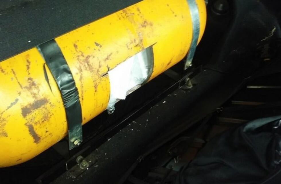La AFIP secuestró 40 iPhones ocultos dentro del tanque de gas de un auto en la frontera con Uruguay