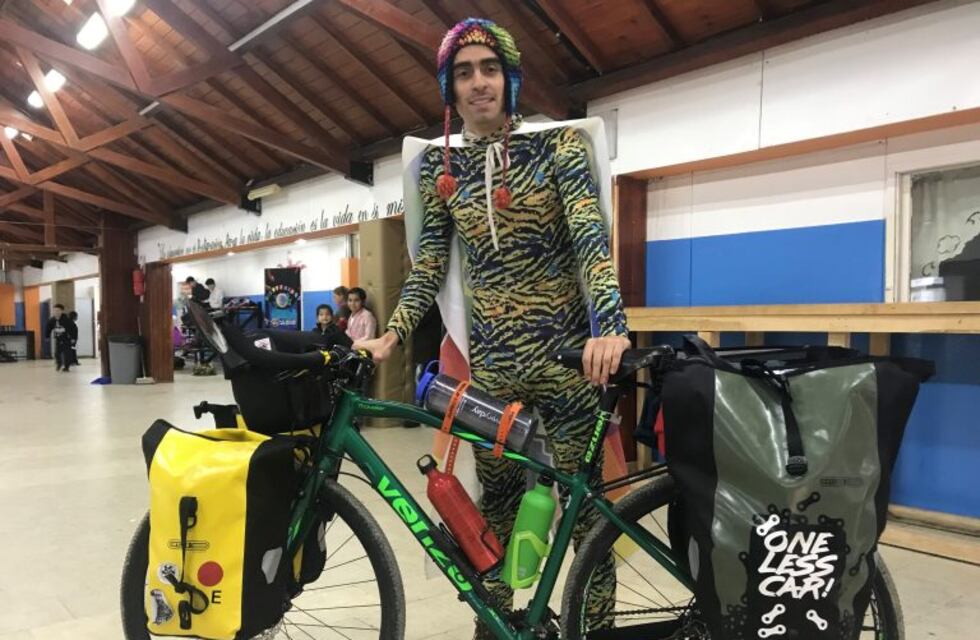 Un superhéroe: da charla a los alumnos sobre el cuidado del medio ambiente y del calentamiento global en Tolhuin