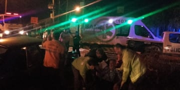 Un hombre fue hospitalizado tras un fuerte choque entre dos autos