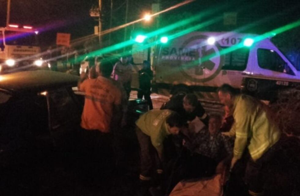 Un hombre fue hospitalizado tras un fuerte choque entre dos autos