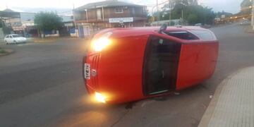 Volcó y abandonó su autor para luego huir en la Avenida San Martín de Posadas\u002E (Foto Policial)