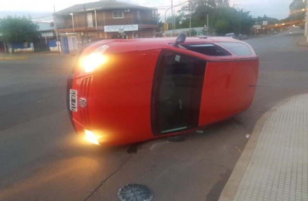 Derrapó, volcó, abandonó su auto en un cruce de avenidas y escapó
