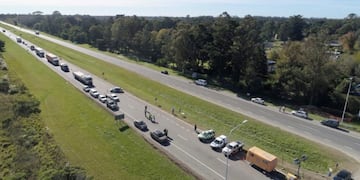 Se intensificaron los controles en la Ruta 2 y se formaron extensas filas en el acceso a la ciudad (Foto: Twitter Guillermo Montenegro)