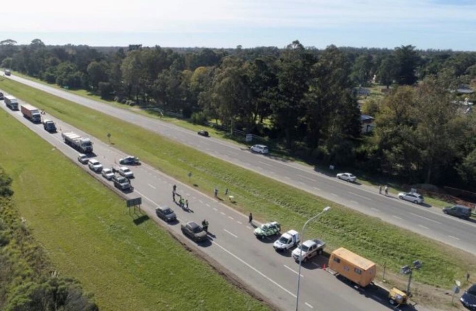 Se intensificaron los controles en la Ruta 2 y se formaron extensas filas en el acceso a la ciudad