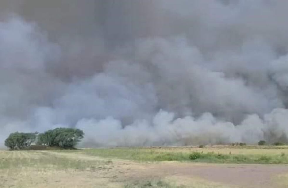 Bomberos voluntarios combanten un incendio en Estación Juárez Celman