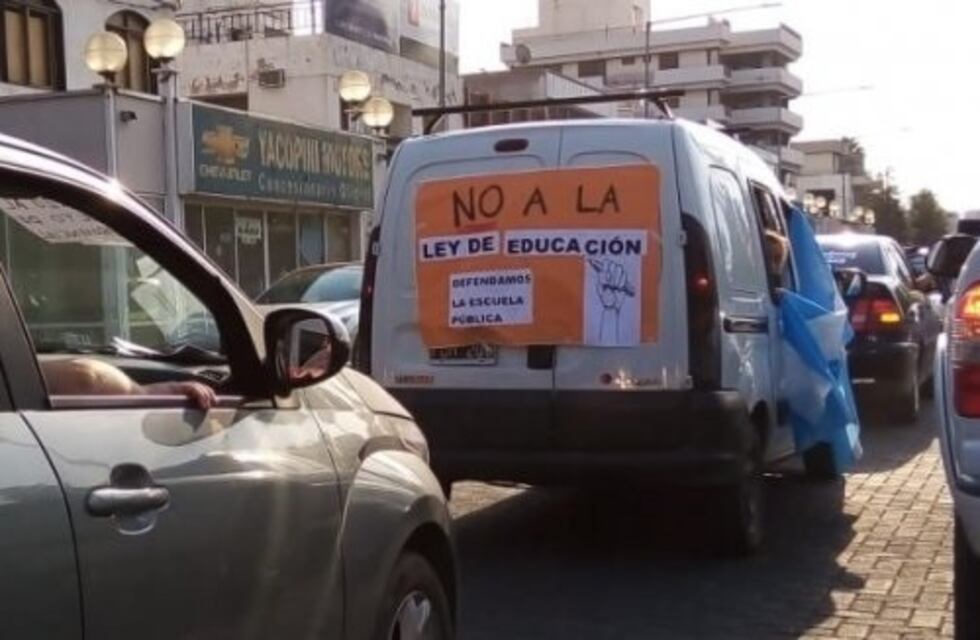 Importante caravanazo del SUTE contra la Ley de Educación