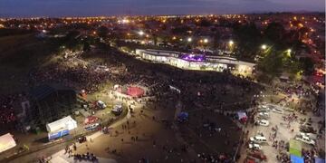 A la derecha el Núcleo de Innovación y Desarrollo de Oportunidades (NIDO) y a sus pies el anfiteatro del nuevo parque\u002E También la foto muestra al público que se reunía en el sector para asistir al festival inaugural\u002E