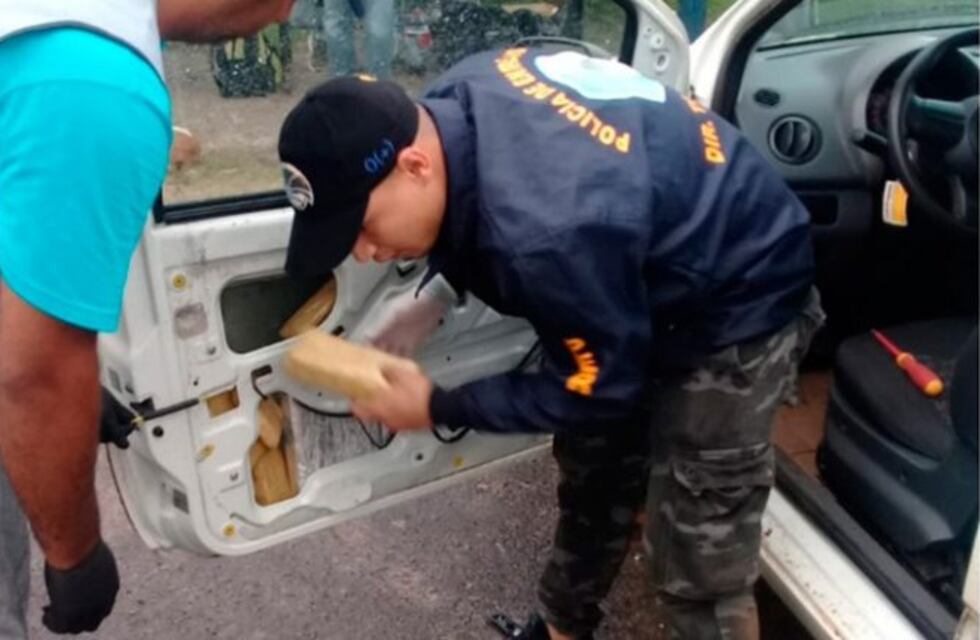 Detuvieron a dos camionetas que transportaban 200 panes de marihuana a Entre Ríos