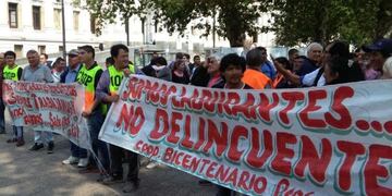 Este martes, los naranjitas no habilitados protestaron frente al Palacio 6 de Julio\u002E