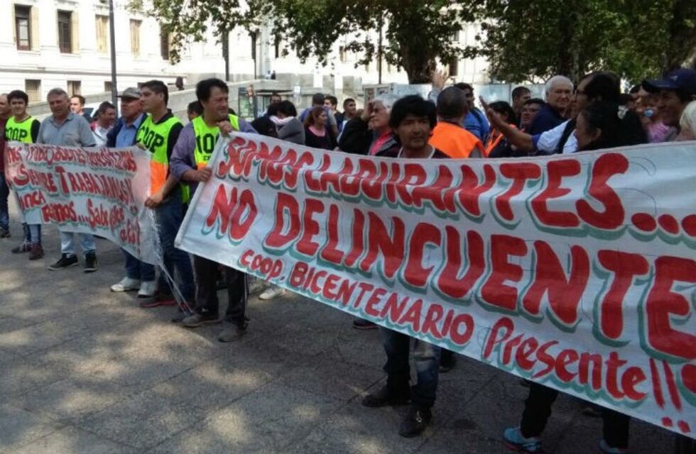 Naranjitas anticiparon que volverán a cuidar coches en las inmediaciones del Kempes y los bailes