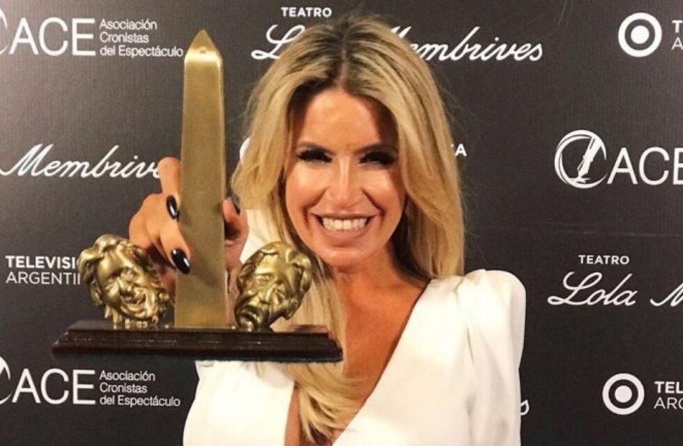 La obra de Flor Peña ganó 8 premios ACE y ella lo celebró en colaless y topless desde la cama