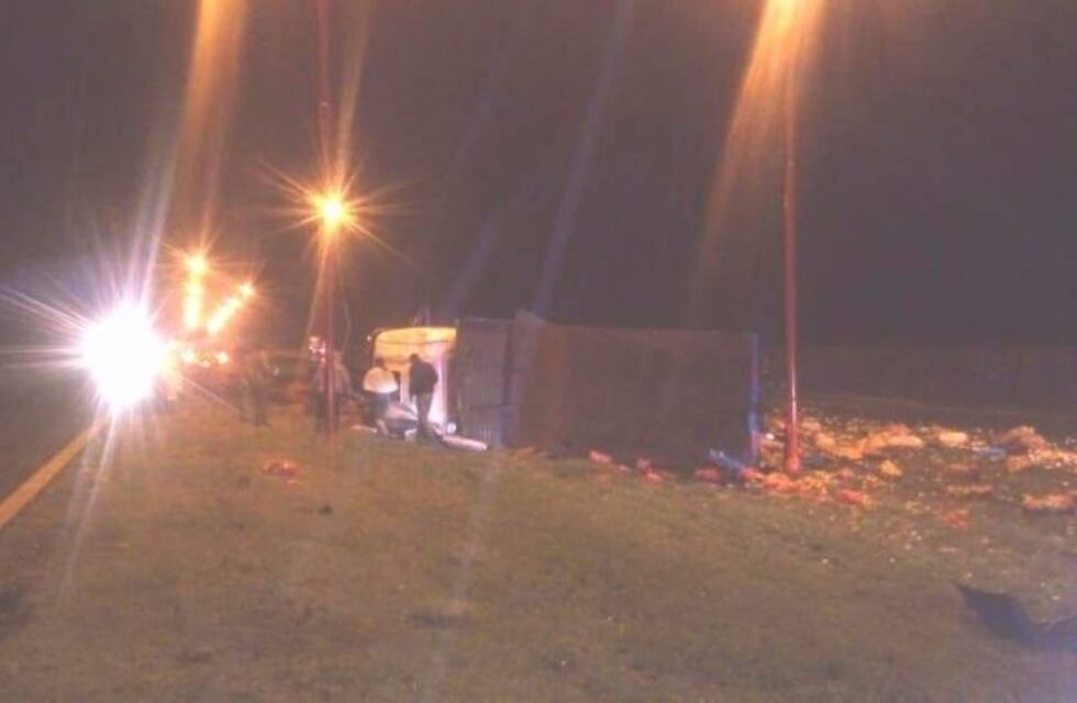 Debido a la lluvia, un camión que llevaba verduras volcó