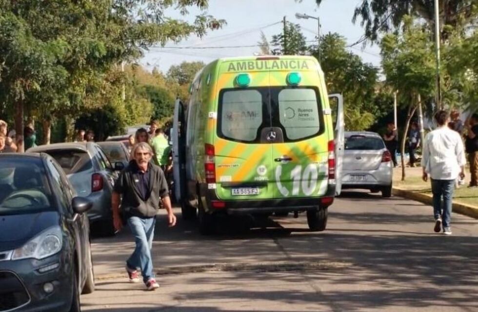 Susto en Gonnet: un nene cruzó la calle y lo atropelló un auto
