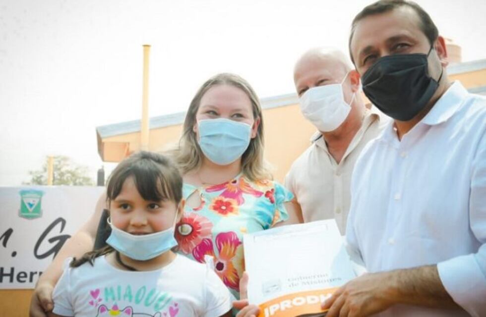 Herrera Ahuad inauguró viviendas en Puerto Iguazú y adelantó nuevas obras para la ciudad