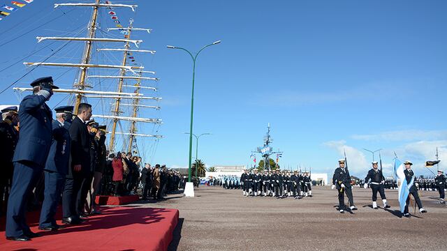 Ministro de Defensa, Doctor Luis Alfonso Petri, en el acto central del Día de la Armada Argentina