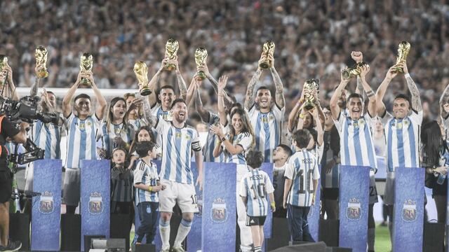 ¡Salud campeón! Los jugadores en los festejos ya terminado el partido.