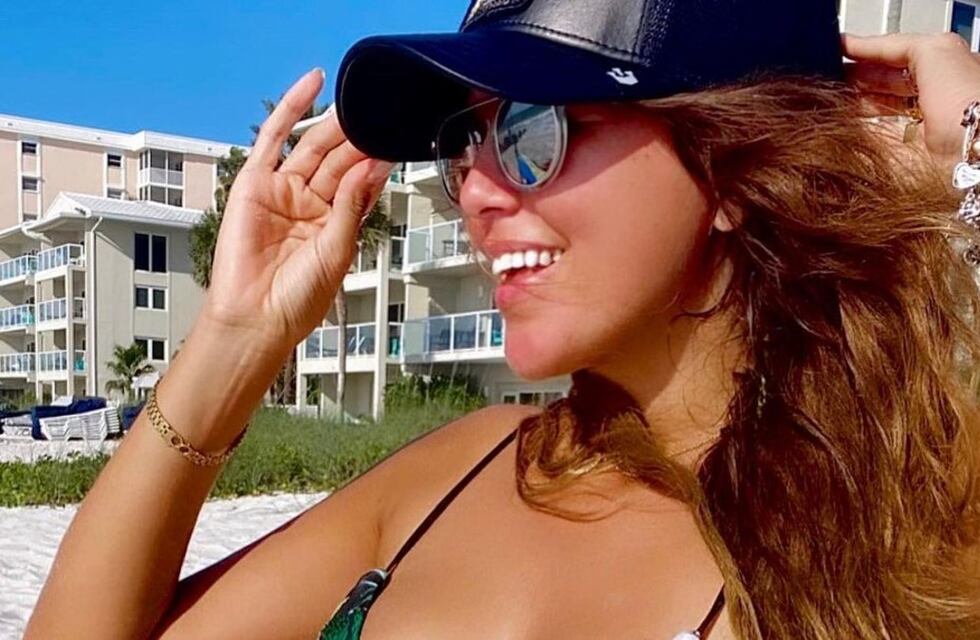 Loly Antoniale posó otra vez con una bikini tejida, con transparencias y es furor