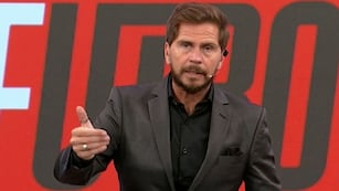 Se terminó el misterio y el Pollo Vignolo reveló que tiene en su mano.