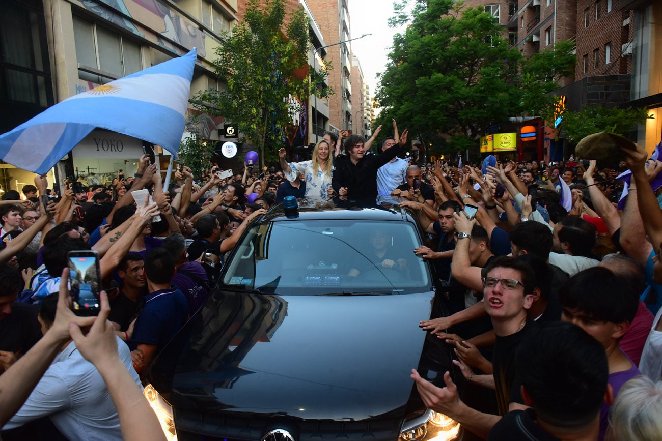 El presidente Javier Milei encabezó en Córdoba la Marcha de la Gratitud, acompañado por su hermana Karina y los diputados Gabriel Bornoroni y Gonzalo Roca. (Nicolás Bravo / La Voz)