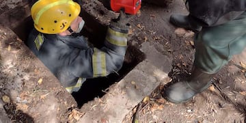 Bomberos debieron ingresar dentro del desagüe. (Foto: Bomberos Voluntarios)