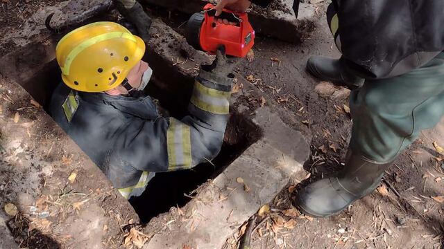 Bomberos debieron ingresar dentro del desagüe. (Foto: Bomberos Voluntarios)