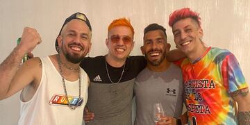 Los chicos de Monada y una sorpresa para el Apache Tevez.