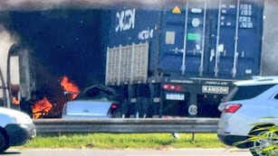 Tragedia en Panamericana: un brutal siniestro e incendio entre cuatro vehículos dejó al menos tres muertos. (Captura)