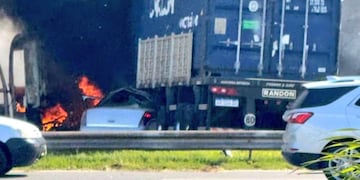 Tragedia en Panamericana: un brutal siniestro e incendio entre cuatro vehículos dejó al menos tres muertos. (Captura)