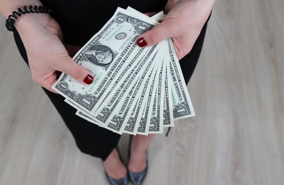 Dólar hoy: circulan seis variedades de billetes falsos, ¿cómo detectarlos con tu celular?