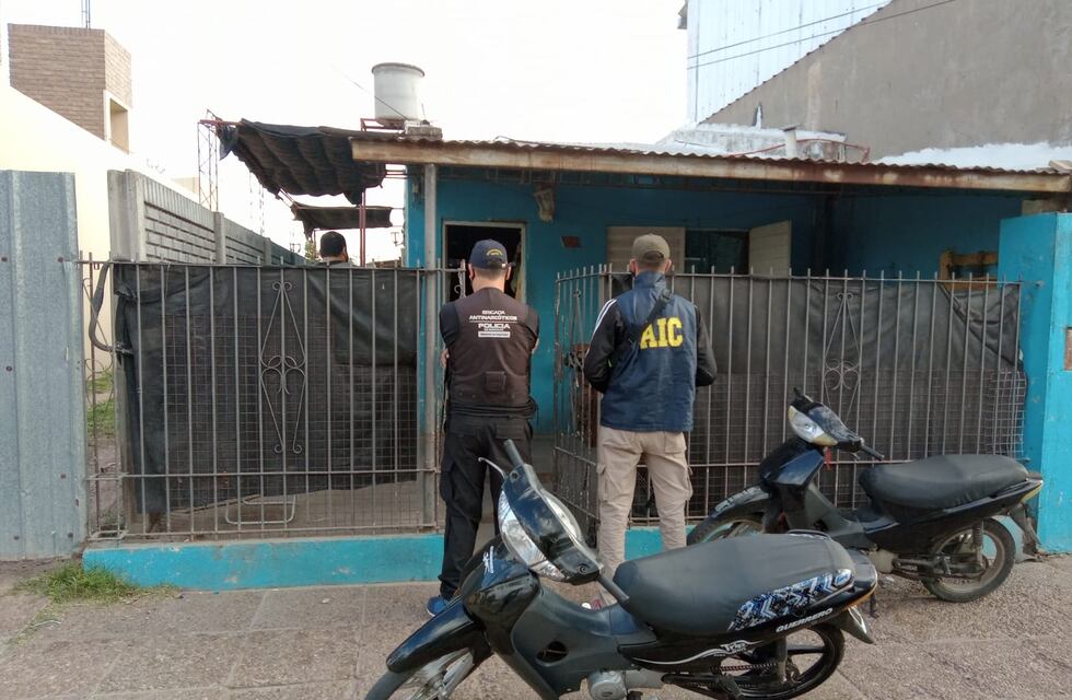 Encontraron cocaína y marihuana en una casa del Villa Dominga: una pareja detenida