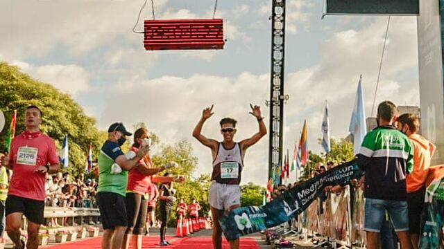 Antonio Poblete llegó primero en la Media Maratón de Mendoza.