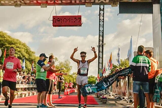 Antonio Poblete llegó primero en la Media Maratón de Mendoza.