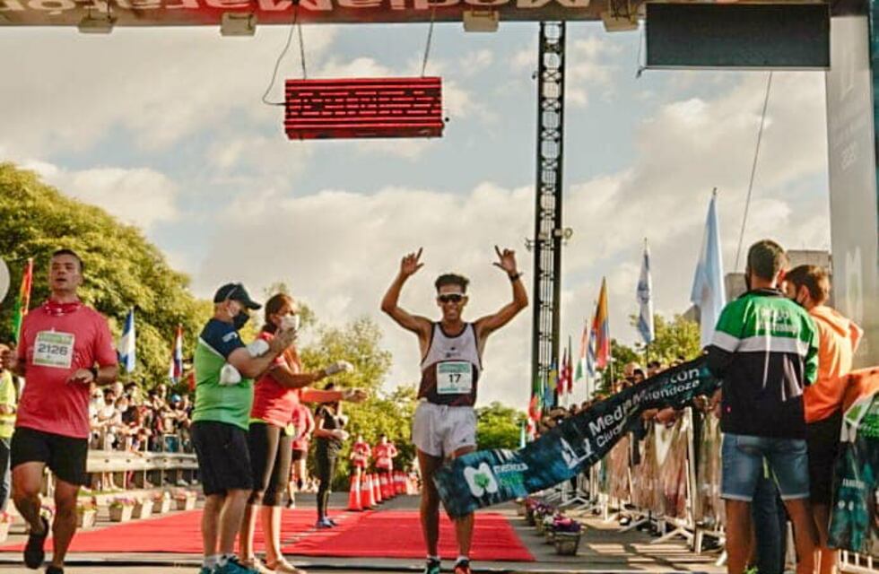 Un ganador en la Maratón y en la vida: Antonio Poblete llegó a la meta y le pidió matrimonio a su pareja