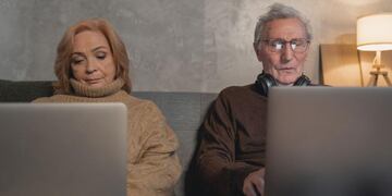 Internet. Ayudo a los adultos mayores a mantenerse conectados en pandemia. (Archivo)