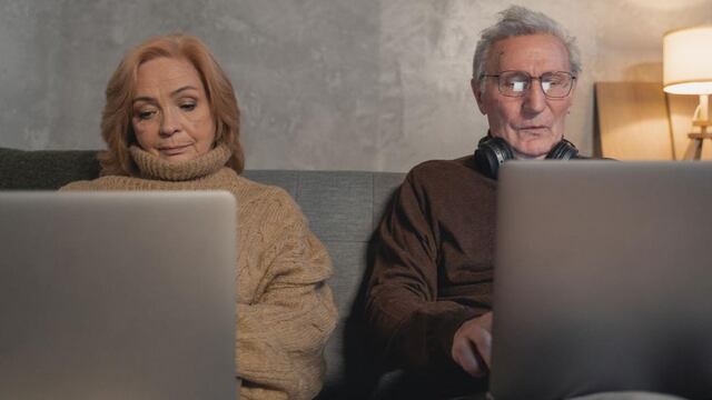 Internet. Ayudo a los adultos mayores a mantenerse conectados en pandemia. (Archivo)