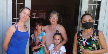 La concejala Valeria Soltermam junto a vecinos, en su recorrida por los barrios