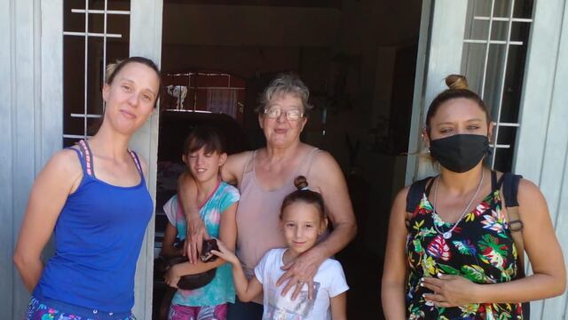 La concejala Valeria Soltermam junto a vecinos, en su recorrida por los barrios