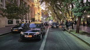 Un grupo de conductores del servicio público se reunió frente a la sede del Gobierno de Santa Fe.